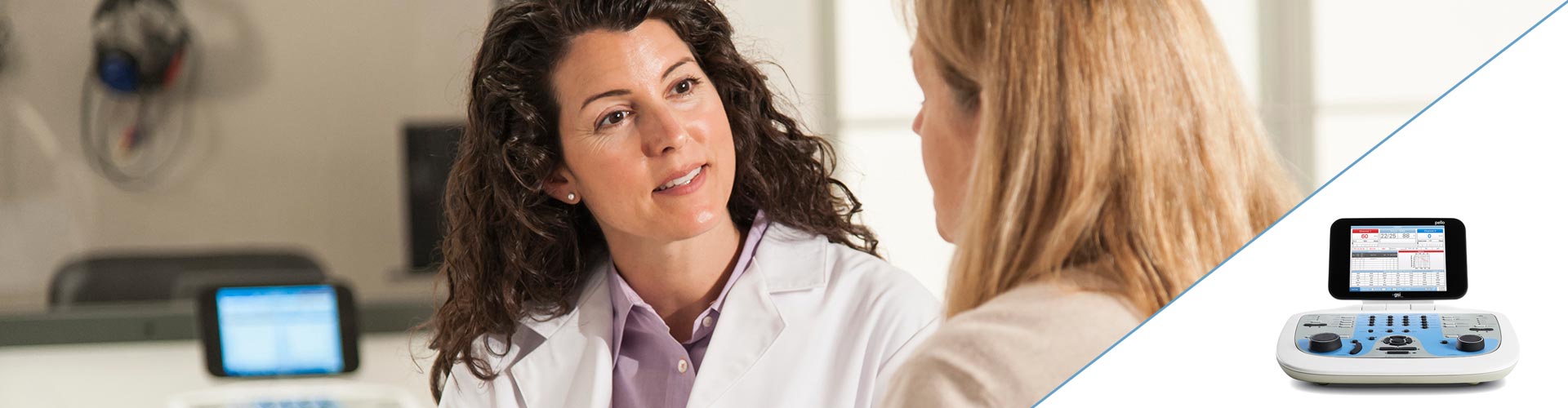 imagen de una doctora hablando con una mujer y un audiómetro en la esquina